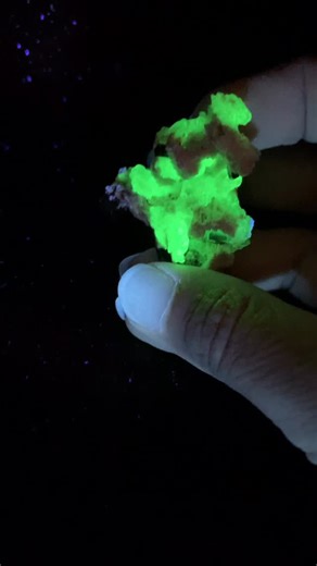 Hyalite et tourmaline des Monts Erongo, Namibie À explorer lors du prochain Jeudi minéralogique du 6 novembre, sur le groupe Facebook Minéraline 💎 | Minéraline