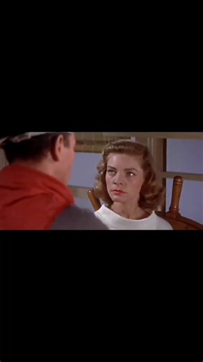 -Humphrey Bogart visited the set as he began to film The Left Hand of God (1955). Lauren Bacall later recalled that John Wayne was the first to send flowers when Bogart became ill with cancer in 1956, even thou | Vi minh khôi