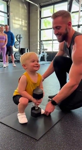 “Little Boy Says ‘Big Muscles!’ 😂🔥”#gobletsquats #kidsworkout #toddlerfitness #gymkid #streng