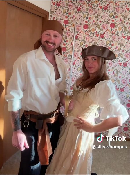 Will Turner & Elizabeth Swann couples Halloween costume idea!! 🖤🏴‍☠️⚓️🌊 #elizabethswann #willturner #couplescostume #halloween #piratesofthecaribbean @PiratesOfTheCaribbean @Disney