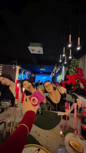 Sogoonoo on Instagram: "Vnher goy gazar shine jilee hiisen 100% setgel hangaluun bgaaa @trillion_lounge mash ih bayrllaa🤍🎄"