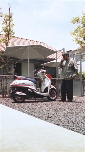 Yamaha Jabar on Instagram: "Hajimemashite, Kumo desu! 💙 Diantar dunia jalanan yang berisik, Si Kumo @halo.kumo berselacar tenang dengan character subtle attitude-nya. Lowkey tapi impactful. Ini karena ulah owner-nya. ☺️ Kang San San dengan suka cita menumpahkan DNA Jepang ke motor Filanonya. Bukan cuma dalam polesan, tapi intuisi dan orientasi yang matang untuk membarakan 🔥 lagi Jepang soul di motor ini. Bosozoku style diadopsi dengan tidak egois tapi tetap beraura rebel. Tipogra