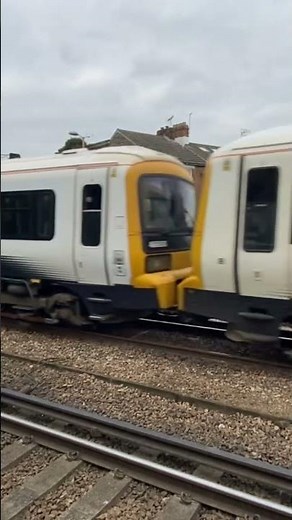 Southeastern class 465 passing through Tonbridge Station