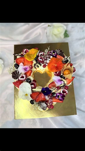 Heart cake aux fruits frais 🍓🌸 La saison parfaite pour des desserts pleins de fraîcheur et de gourmandise ✨ Disponible aussi en version number cake selon vos envies 💕 Formats : 10 parts à 15 parts #heartcake #numbercake #saisondesfruits #fruitsfrais #patisserie