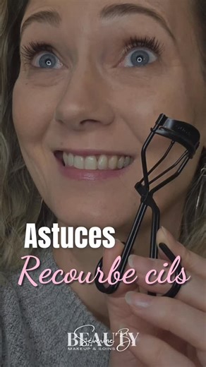 👁 Un recourbe-cils bien utilisé peut vraiment ouvrir le regard, surtout quand les cils sont droits ou avec l’âge. Voici la meilleure technique, simple et efficace, sans abîmer les cils, en 5 étapes : 1. Toujours sur cils nus ➡️ Avant mascara, toujours. Le mascara rigidifie le cil et pourrait le casser. 2. Place-le bien à la racine ➡️ Ouvre le recourbe-cils, regarde légèrement vers le bas et positionne-le au plus près de la racine, sans pincer la paupière. 3. Presse doucement (pas d’un coup sec)