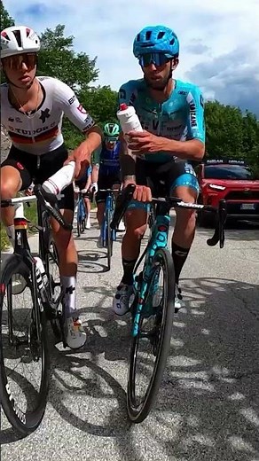 A moment of kindness in the peloton 🤗