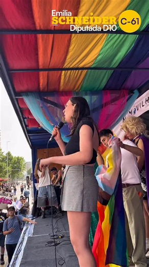 ✨🏳️‍🌈 Hoy estuvimos una vez más en el Santiago Parade, compartiendo orgullo, lucha y alegría junto a miles que creemos en un Chile diverso y sin miedo. 💜 Pero también, recordando que nuestros derechos no se defienden solos. La derecha y la ultraderecha han frenado cada avance en igualdad, educación sexual, diversidad y no discriminación. Lo hemos visto en el Congreso, donde una y otra vez se oponen a que sigamos avanzando. ❌ Por eso estas elecciones son clave: no da lo mismo quién gobierne, n