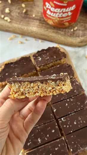 Mathilde herblot on Instagram: "✨BARRES CÉRÉALES SANS CUISSON✨ ‼️Addiction pour cette recette de barres sans cuisson avec peu d’ingrédients et super facile, parfaite pour tes collations ! 🔗Abonne-toi à @mathilde_healthyfitmum pour plus de recettes saines et gourmandes 📝Recette pour 12 barres -80g de rice krispies -50g de sirop d’agave ou érable ou coco -100g de beurre de cacahuète -50g de chocolat noir 70% -Fleur de fleur ➖Mélanger les rices krispies le sirop d’agave et le beurre de cacahuète