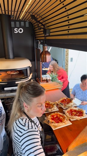 𝐀𝐝𝐫𝐢𝐚𝐧 𝐬𝐜𝐡𝐚𝐮𝐦𝐚𝐧𝐧 on Instagram: "Es hat mit Pesto und Pizza angefangen 🌿🍕 Damals hatten wir eine Vision: Alles frischer, würziger, besonderer machen. Pesto auf Pizza – das war UNSERE Idee. Hausgemacht, mit Liebe, mit den besten Zutaten. Die Leute waren begeistert. Es sprach sich rum. Und plötzlich… …sehe ich es überall. Bei jedem zweiten Foodtruck. Jeder hat jetzt sein “grünes Gold” 😅 Kopiert, nachgemacht, auf jede Karte gepackt. Aber mal ehrlich: Es gibt einen Unterschied zwisc