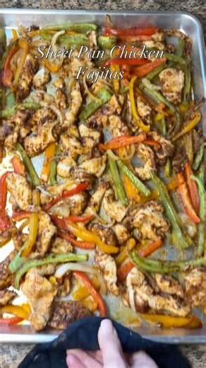 Sheet Pan Fajitas 😮‍💨🔥. Healthy, easy and delicious! #easyrecipe #sheetpandinner #healthy