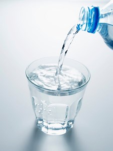 1日に摂取する必要がある水の量はどのくらい？ [ミネラルウォーター・天然水] All About