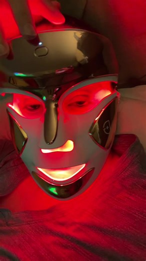 Red light thearapy at its finest 😂 @Dr. Dennis Gross Skincare #redlighttherapy #skincare