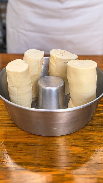 William Machado e Lana Machado | Receitas on Instagram: "As padarias vão pirar depois dessa receita 😋😋😋 📌INGREDIENTES 600g de macaxeira 100ml de óleo 4 ovos 1 xícara de açúcar 1 xícara de leite 100g de queijo muçarela ⚠️esse bolo não vai fermento pessoal 🎥Modo de preparo no vídeo 😃 #receitas #bolo #explorar #sobremesa"