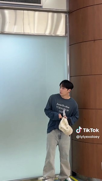 Rest well Lay Ge,thank you selalu nyempatin waktu buat datang ke Korea untuk support member Exo 🥰#exo#lay#yixing#fyp