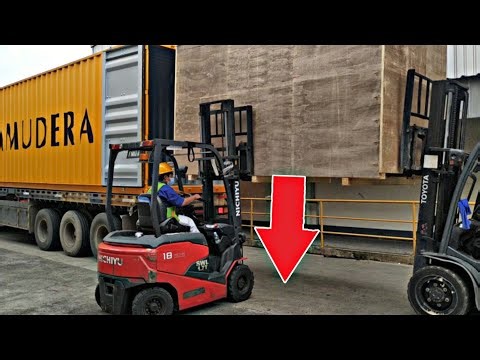 Cara Menurunkan/ Unloading barang dari Container. dengan Forklift..