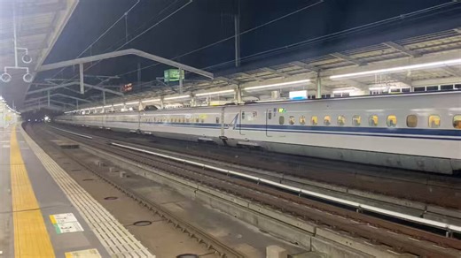 通過用の線路には停止位置目標は無くて、こういった場合は、停止限界標識の手前に停止します☝️https://t.co/2rlWAxo6BH