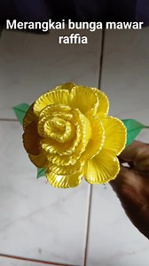 88K views · 1K reactions | Merangkai bunga mawar raffia #karyapanda #bungamawarraffia #idekreatif #kerajinantangan #kreasiunikdarilimbahplastik #kreasidaurulangsampah #tutorial #diy #art #authenticity | Karya Panda | Facebook