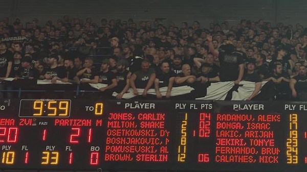 Transparenti navijača Zvezde i Partizana, glavna tema Hrvatska