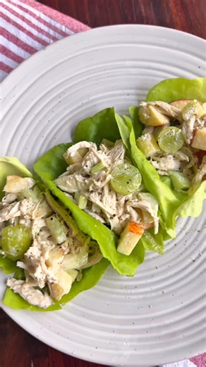 Nutrióloga Mariel Fernández on Instagram: "Ensalada de pollo 🤩😋 Esta manera de comer el pollo desmenuzado te va a encantar es demasiado fácil y riquísimo 👌🏻 enserio esta súper fácil de hacer 😍 #saludableyrico #pollo #ensaladadepollo #salad #chicken #apple"