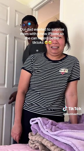 So mom (@bunbaebuemum)been wanting a new phone to make TikToks so dad asked us to help surprise her w the brand new iphone 🥹🥹 @apple