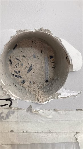 Diogo Caixeta | Reino Climatização Uberlândia on Instagram: "Mais uma instalação concluída. LG terceiro andar. Furo acabamento controle box. Elétrica saído do disjuntor, até a tomada mais próxima. Instalação do Vapoar para condensando do equipamento. #arcondicionado #reinoclimatizacao #climatização #lg @lgbrasil #uberlandiamg"