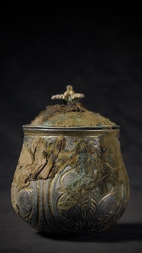 The Galloway Hoard was discovered 10 years ago on 1 September 2014. Over the past decade, National Museums Scotland researchers have been examining its contents and carefully conserving the 105 objects that were buried together in the southwest of Scotland in AD900. Most of the hoard has been displayed in the years since its discovery, but the last object to be revealed is a silver lidded vessel. 🧵 It was found wrapped in textiles which had to be conserved carefully over many years and now the