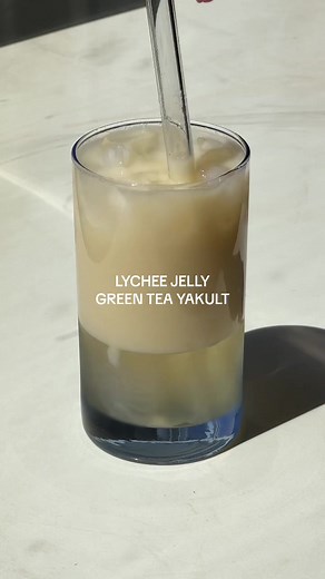 lychee jelly with green tea yakult 💛 using the viral gummy candy method 😲 prep jelly: 〰️dissolve lychee gummy candy with hot water 〰️refrigerate for 5 hours recipe: 〰️lychee gummy candy hot water 〰️ice #homecafe #viraljellydrink #yakult #drinkrecipe #boba #bubbletea 〰️green tea 〰️yakult
