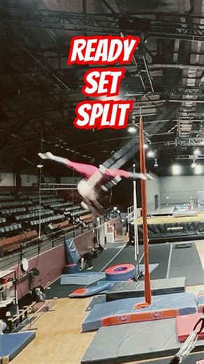 Flying splits 🔥 Swinging trapeze trick #trapeze #split #circus #acrobat #aerialist #split #splits