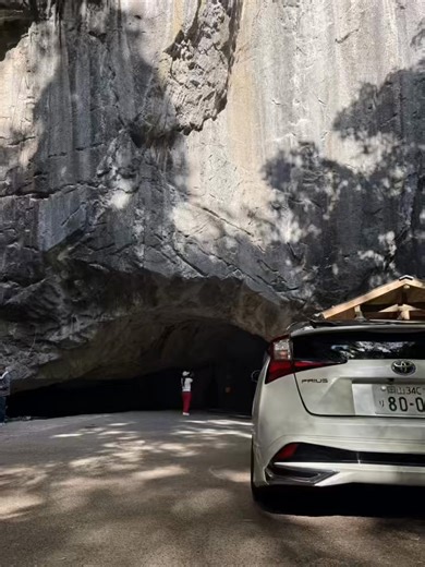 最後はずーっと行ってみたかった 羽山第二隧道✨ 岡山県高梁市の山間部を走る県道300号に、強烈なインパクトを放つトンネル その名は「羽山第二隧道（はやまだいにずいどう）」という天然の鍾乳洞を利用した素掘りのトンネル。その入口は切り立った岩場の直下にある裂け目にしか見えない、通るのが不安になるようなトンネル めっちゃ狭いしいきなり目の前に現れるから通れるのか不安になる💦 ここはロッククライミングでも有名な場所らしくトンネル出口でいっぱい人が岩場登ってた😊 天然の鍾乳洞から出来ただけあってめっちゃ冷んやり涼しい〜✨ 行く道中はかなり狭く対向車来たら交わせない様な道なんで行く方はお気をつけて🚗 #高梁市 #成羽 #羽山第二隧道 #鍾乳洞トンネル #素掘りトンネル