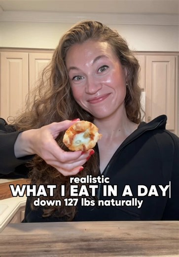 1,823 cals | 131 protein | 13g fiber 🥲 ✨realistic what I eat in a day ✨ -127 lbs naturally WOW was this tasty day 🤩 ✨RECIPIES👇 🍕 Greek Yogurt Pizza Cups🍕 - 240g @King Arthur Baking all purpose flour - 2 tsp baking powder - pinch salt - 255g plain nonfat Greek yogurt - 2 tbsp @getgraza olive oil Mix and roll flat. Cut into 12 squares. Place squares into muffin tin. Toppings (per pizza cup) - 1 tsp of @Prego pizza sauce - toppings of your choice - 1 tbsp of mozzarella cheese Bake at 400 for 1