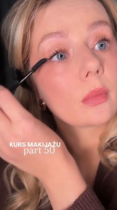 Kurs Makijażu #50 🩶 sorry, nie mogłam się powstrzymać. Musiałam o tym zrobić okrągłą, 50tą lekcję! Noo i na moim profilu, niezmiennie, bawimy się makijażem - robimy co chcemy i mamy taką grubość kreski jaka nam pasuje 🤪 NIE OGRANICZAJMY SIĘ TYLKO DLATEGO ŻE KIEDYŚ KTOŚ POWIEDZIAŁ ŻE TAK JEST ŁADNIE, A TAK BRZYDKO. Nośmy się tak jak nam się podoba! Loveee Makijaż • Rzęsy • Maskara #makijaz #rzesy #makeup | Burymakeup