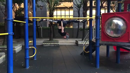 危險⚠️動作！有做好安全措施請放心！覺得厲害按個讚喔！#邊緣人技術流 #yoga #公園健身 #街頭健身 #sport #我的健身日常 #健身 #運動