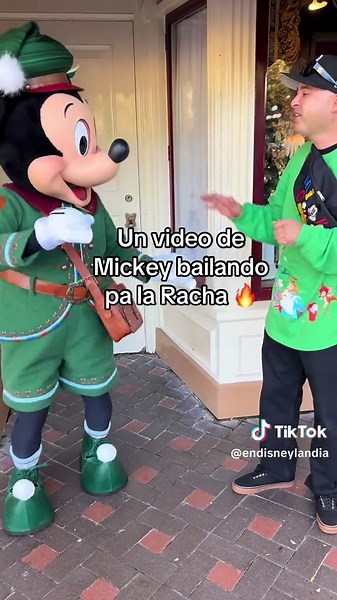 Mickey bailando pa la racha 🔥🔥🔥 #endisneylandia #disneylandia #mickeymouse #larachaaaaaaaaaa🔥 #larachaaaaa🔥🔥🔥