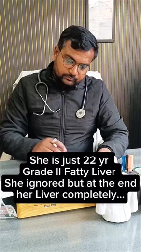Dr Sandesh Dahiya | General physician | on Instagram: "“Wo sirf 22 saal ki thi… Low energy, thoda-sa pelvic heaviness, kabhi kabhi nausea… Doctor ne bola tha — Fatty Liver Grade 2. Warn bhi kiya tha: ‘Agar ab nahi sambhli, liver damage fast ho sakta hai.’” Par usne socha— “22 saal me liver problem? Impossible.” Reports files me band ho gayi… Lifestyle same raha: Fast food Cold drinks Late nights Stress eating Zero activity. Dheere-dheere symptoms badhte gaye… Thakan Bloating Skin dull Par wo har