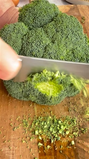 Sylvia Mareuse on Instagram: "BROCCOLI BREAD WITH SMOKED SALMON — the recipe ⬇️ Need a quick idea to treat yourself without any stress? ⬇️ Here’s the magic recipe: only 4 ingredients, zero fuss, 100% pleasure! Perfect as a snack for aperitivo or paired with a fresh green salad. Tell me in the comments if you also love simple and impressive recipes! Save it for later and share it with your kitchen +1 💚 🍀 1 large broccoli (about 250 g / 9 oz) 🍀 3 eggs 🍀 150 g flour (about 1 cup) 🍀 2 teaspoons