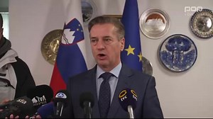 Meni in razumnim Slovencem, je res fascinantno, s kakšno retoriko hoče vsakokrat ko odpre usta, pokrasti ljudem razum in denar...❗️ Bil je predsednik uprave in je leta 2020 prejel 438.000 € bruto (okoli 214.000 € neto). ...Takrat ni imel skrbi za tiste, ki imajo najmanj⁉️ ...Kje so njegove nagrade? A se jim ni odpovedal, kot je izjavil? Kje so skriti računi? (...Romunija itd...) Naj pove danes, pred volitvami, koliko je med svojim mandatom kot prvorazredni PV Robi (*skriti pokvarjeni kapitalist*