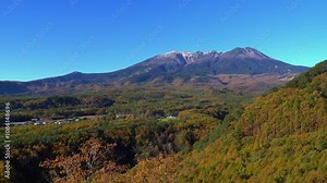秋の開田高原 九蔵峠から眺めた御嶽山と紅葉
