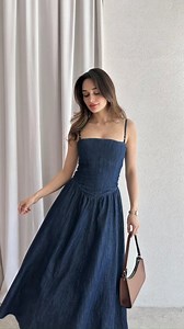 Robe en denim tendance avec coupe flatteuse et détails pratiques 🌹✨ Disponible en tailles S, M et L | Outfity