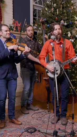 🎄 🎻 Bluegrass Christmas with The Barrel Boys 🪕 🎄 Tuesday, December 2nd @ 8pm at Hugh’s Room Live in Toronto 🎟️Ticket link in bio Kick off the holiday season with a fun and festive holiday concert at a beautiful venue! This show features Yuletide favourites and seasonal deep cuts, all delivered with the signature charm folks have come to expect from one of Canada’s favourite bluegrass bands. | The Barrel Boys