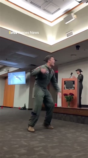 US pilots celebrate aircraft assignments👏