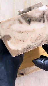 79K views · 3.3K reactions | Ingredientes: Base blanca de jabón de glicerina 1.400g Café molido 10g Semillas de coco 5g Manteca de cacao 6g Aceite esencial de naranja 7g Mica cosmética dorada 0,5g | Luisa Henao | Facebook