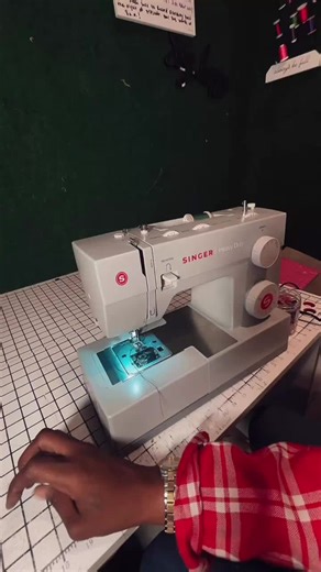 Hey y’all 👋🏾 just dropping this random lil video on ya head 😂 Quick video on how to switch your thread color for your next sewing project. I don't have much to say on this one but the next ones i drop go be very informative 🤭🤩🫵🏾 Save this for later ✂️🧵✨