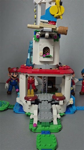 Lego Peach climb in a Castle #supermario #legomario #toys #funnylego