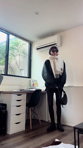 黒ミニスカにオーバージャケットで海外コーデ🖤🖤🖤