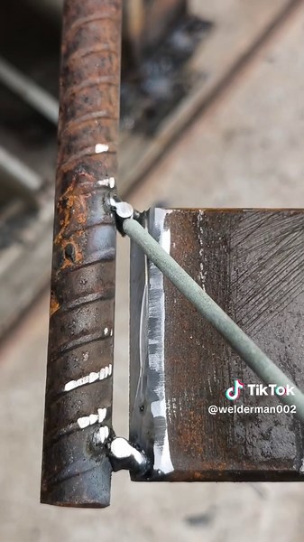 Brilliant good ideas to join 2 iron rods with an old welder's trick#welderUSA #stickwelding #welder #ASMR
