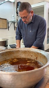 9.3M views · 11K reactions | Afyon'da 1800lü yıllardan beri 5 kuşaktır, tek kalem ürünle hizmet veren Aşçı Bacaksıza geldim. Ahmet abinin dediği gibi, "parası olan değil nasibi olan yer burada" | Keşfedenler Kulübü | Facebook