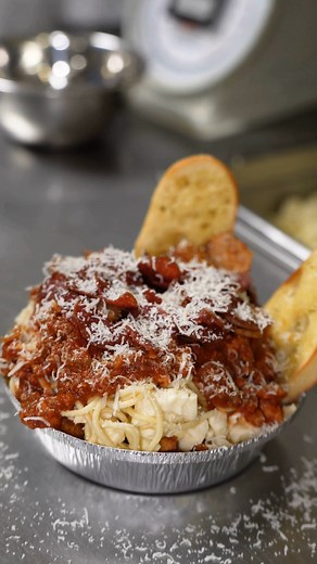 12K views · 66 reactions | La poutine italienne… on l’aime comme elle est. Mais quand on la pimpe, c’est un tout autre game.  Classique ou pimpée ?  #laptitebouffe #poutineitalienne #teamlaptitebouffe #laptitebouffeenaction #pimpmapoutine | La P'tite Bouffe | Facebook