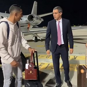 👀 Ecco le prime immagini dell'arrivo di Angel Di Maria a Torino Caselle 📹 Video di Juventus #SportMediaset | SportMediaset