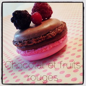 Macarons chocolat et coulis de fruits rouges