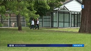 Cadillac et son hôpital psychiatrique fêtent ensemble leurs 400 ans d'histoire commune Cadillac n'est pas la ville des fous dangereux. La bastide girondine de l'entre-deux-mers et l'hôpital psychiatrique proposent un week-end culturel et festif pour tordre le cou aux préjugés. Et faire découvrir des lieux chargés d'histoire, à travers des spectacles, des expositions et des visites. ►Lire l'article : http://france3-regions.francetvinfo.fr/nouvelle-aquitaine/gironde/bordeaux-metropole/bordeaux/cad